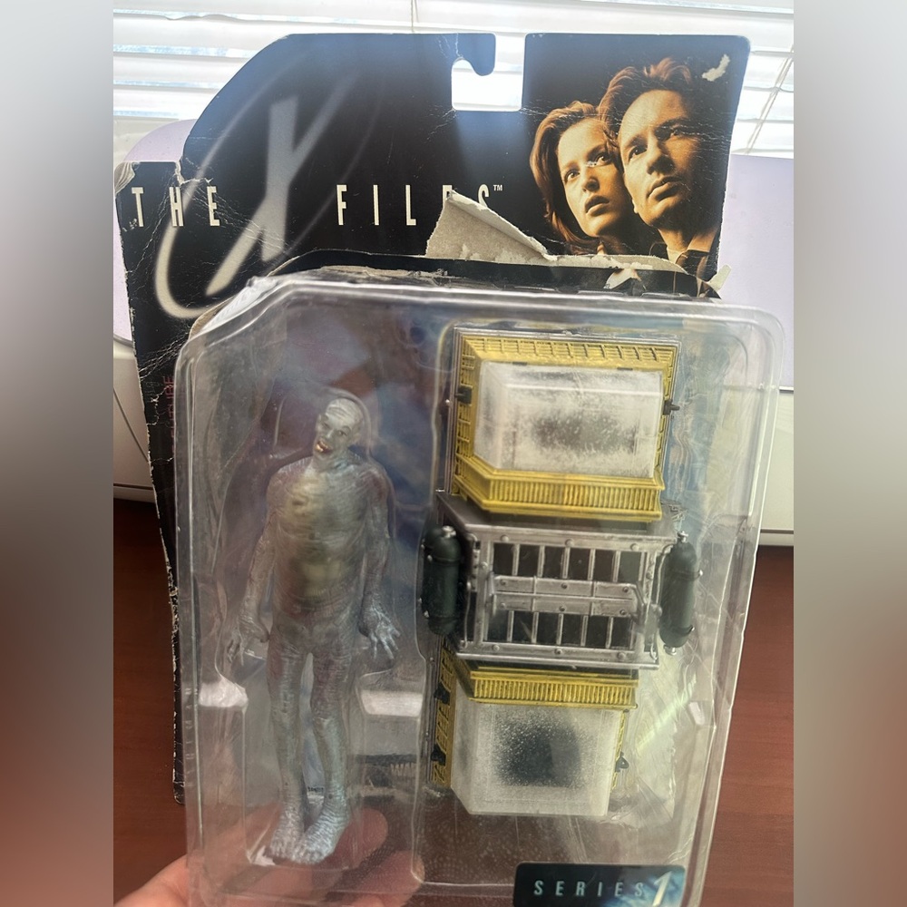 X-Files Action Figure with Alien and Chamber